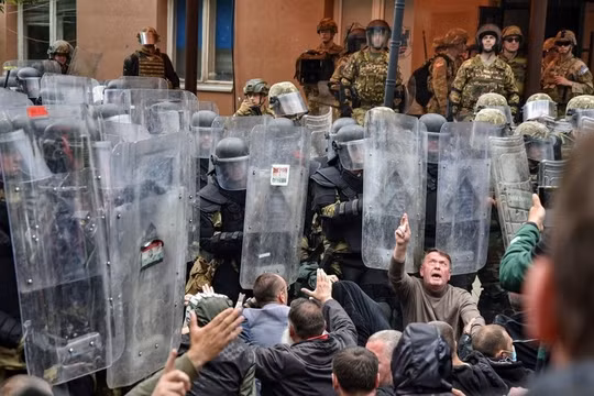 NATO triển khai thêm 700 quân tới Kosovo để kiềm chế bạo lực