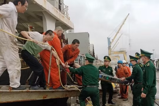 Thanh Hoá: Cứu hộ 3 thuyền viên Trung Quốc bị ngạt khí