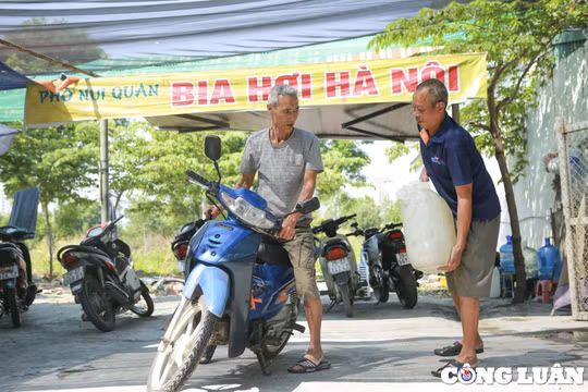Chung cư Thanh Hà: Người dân "nháo nhào" đi xin nước, người thì bỏ nhà về quê