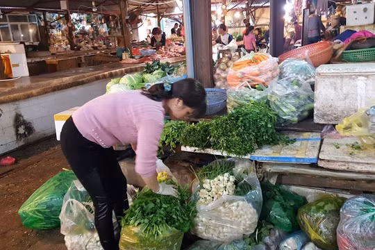 Chợ cóc bắt đầu hoạt động trở lại, giá rau xanh đắt ngất ngưởng, ngang thịt, cá