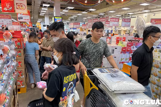 Cao điểm Tết, siêu thị ở TP HCM mở cửa tới nửa đêm