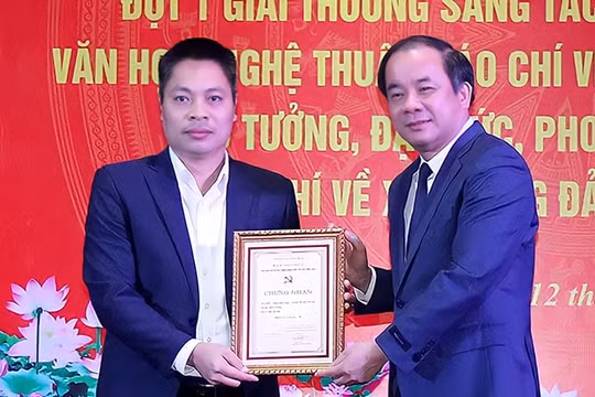 Trao giải báo chí về xây dựng Đảng tỉnh Yên Bái năm 2022