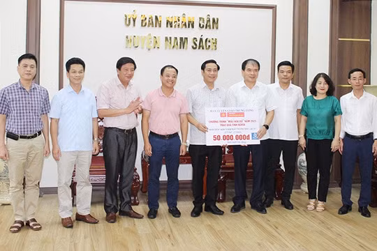 Chương trình "Màu hoa đỏ" trao quà cho các gia đình chính sách Hải Dương
