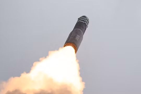 Triều Tiên phóng hai tên lửa sau khi tàu ngầm Mỹ đến Hàn Quốc