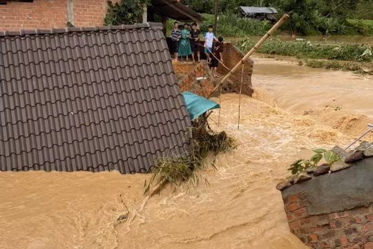 Kon Tum: Hai căn nhà ở huyện biên giới bị mưa lũ đánh sập lúc rạng sáng
