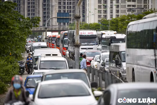 Người dân đổ về Hà Nội sớm 1 ngày, nhiều tuyến đường ùn ứ phương tiện