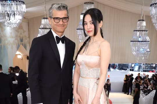 Song Hye Kyo xinh đẹp và ngây thơ khi dự Met Gala 