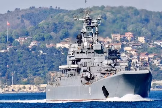 Ukraine tấn công cảng Crimea, bắn tên lửa vào tàu chiến lớn của Nga