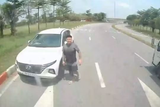 Bức xúc hình ảnh lái xe đi ngược chiều, gây gổ người đi đường