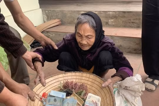 Xúc động đằng sau câu chuyện phát hiện bọc tiền của cụ bà U90 để quên