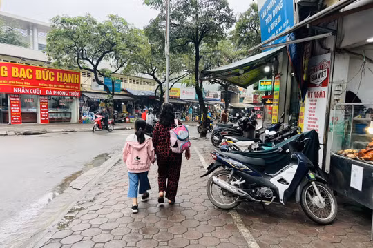 Sau phản ánh, vỉa hè được trả lại cho người đi bộ trên nhiều tuyến phố tại quận Đống Đa