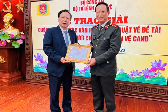 Phó Tổng biên tập Báo Xây dựng Tào Khánh Hưng đạt giải sáng tác về hình tượng người chiến sĩ Cảnh vệ CAND