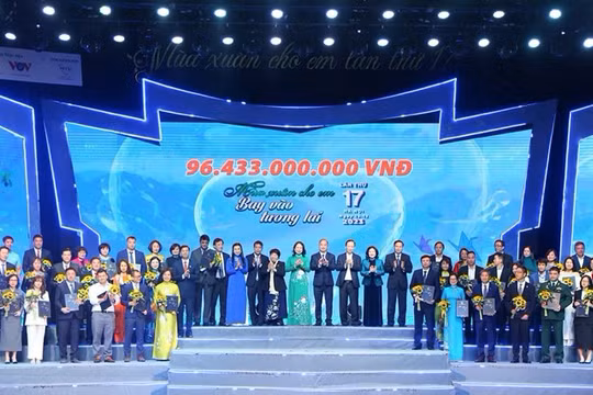 Petrolimex trao 2 tỷ đồng ủng hộ tại chương trình “Mùa xuân cho em”