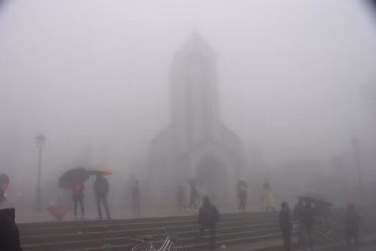 Sáng 18/12, Sa Pa lạnh nhất 5,7 độ C nhưng núi Fansipan chưa xuất hiện mưa tuyết, băng giá