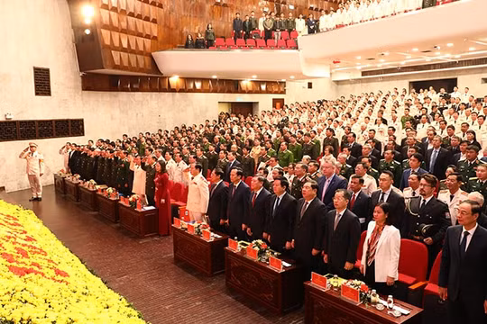 Trong hoàn cảnh nào cũng phải bảo vệ tuyệt đối an toàn đối tượng cảnh vệ, không để bị động bất ngờ