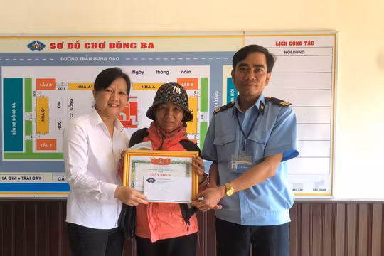 Người bán vé số nhặt được lắc vàng trả lại cho người đánh rơi