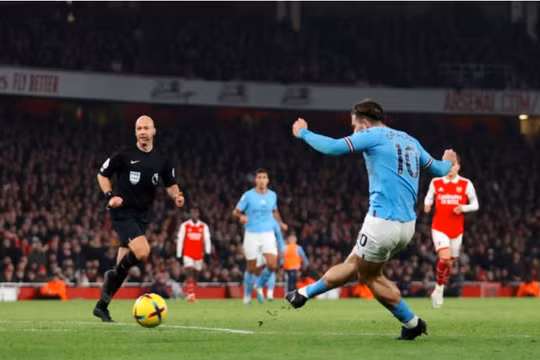 Đánh bại Arsenal 3-1, Man City lên ngôi đầu giải Ngoại hạng Anh