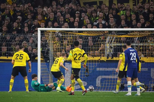 Phung phí cơ hội, Chelsea thua đau Dortmund tại vòng 1/8 Champions League