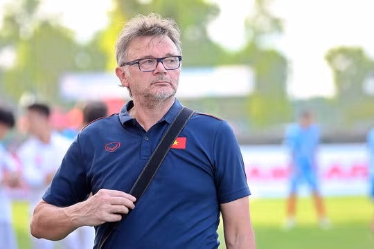 HLV Philippe Troussier dẫn dắt đội tuyển bóng đá Việt Nam