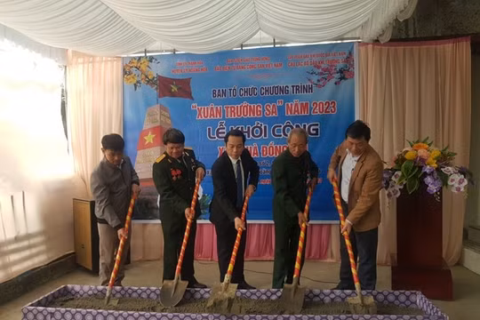 Báo điện tử Đảng Cộng sản Việt Nam trao kinh phí hỗ trợ xây dựng nhà đồng đội tại tỉnh Thanh Hóa