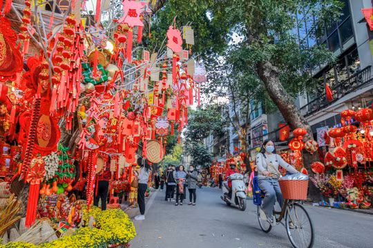 Hà Nội: Rực rỡ sắc màu mặt hàng trang trí phục vụ Tết Quý Mão 2023