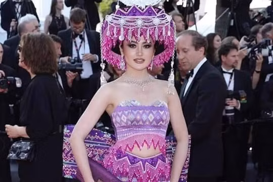 Hoa hậu Lào mặc trang phục H'Mông trên thảm đỏ Cannes 2023