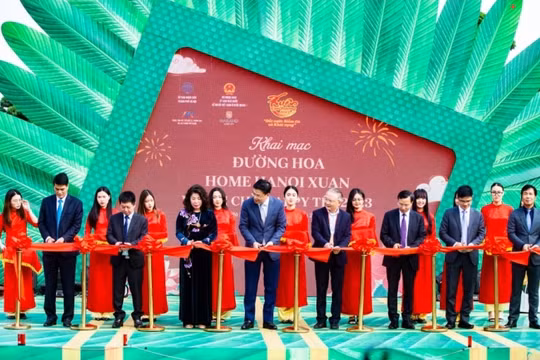 “Happy Tết” diệu kỳ trên đường hoa Home Hanoi Xuan 2023
