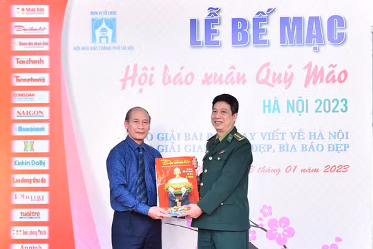Gửi tặng các chiến sĩ bộ đội biên phòng các ấn phẩm báo xuân – báo Tết Quý Mão
