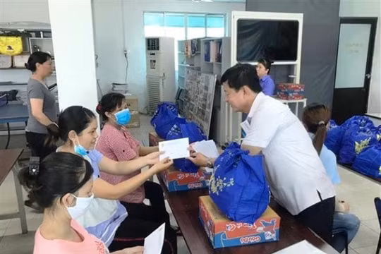 Nghiên cứu sử dụng kinh phí công đoàn để hỗ trợ người lao động bị cắt giảm việc làm