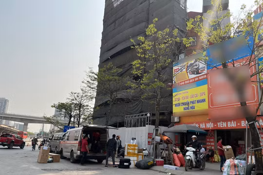 Muôn kiểu lấn chiếm vỉa hè, lòng đường ở Hà Nội