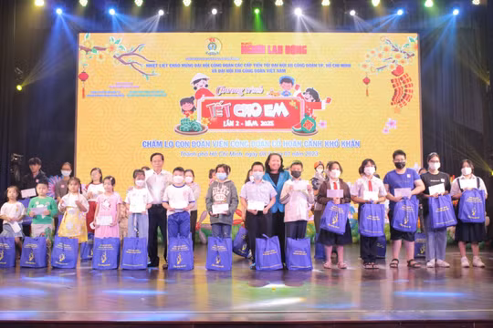 Trao quà Tết cho 300 thiếu nhi có hoàn cảnh khó khăn