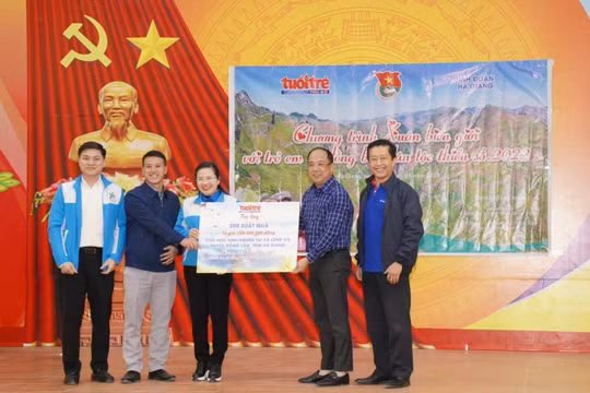 Báo Tuổi trẻ Thủ đô trao 400 suất quà Tết cho học sinh tỉnh Hà Giang