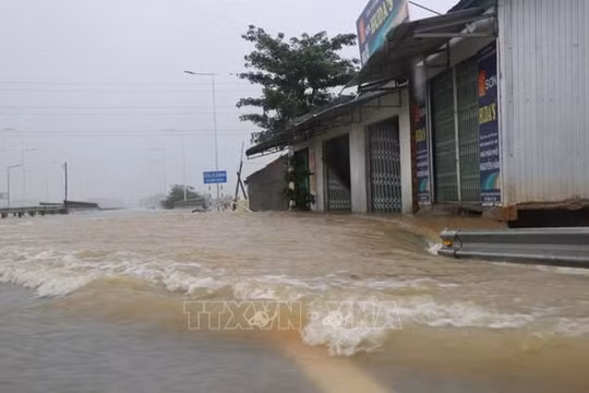 Mưa lớn 2 ngày, gần 900 ngôi nhà bị ngập ở miền Trung
