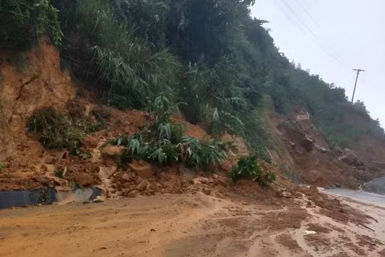 Quảng Nam: Mưa lớn gây sạt lở, chia cắt giao thông ở huyện miền núi Nam Trà My