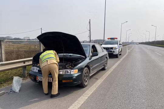 Hỏng xe trên cao tốc, tài xế được Cảnh sát giao thông cứu trợ