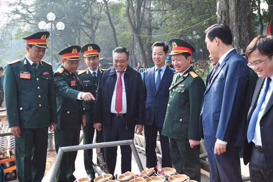 Chủ tịch UBND TP Hà Nội kiểm tra trận địa pháo hoa phục vụ nhân dân đêm Giao thừa
