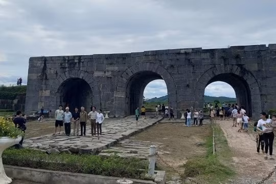 Ra mắt sản phẩm tham quan Thành Nhà Hồ bằng xe điện