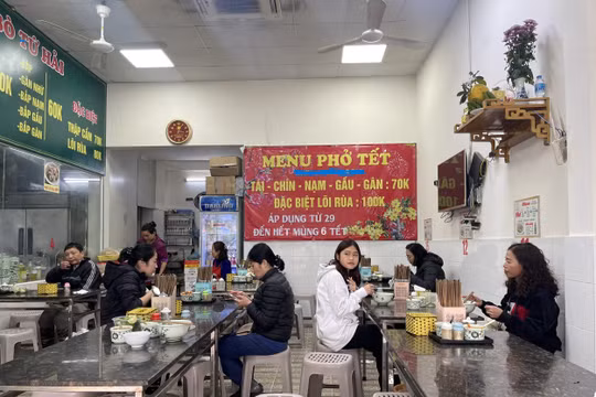 Ngày 30 Tết Quý Mão: Các cửa hàng ăn uống, dịch vụ rửa xe tăng giá phi mã