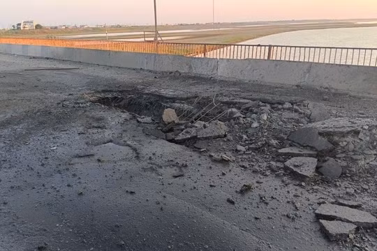 Ukraine tấn công cầu Crimea, muốn cắt đứt đường tiếp tế của Nga