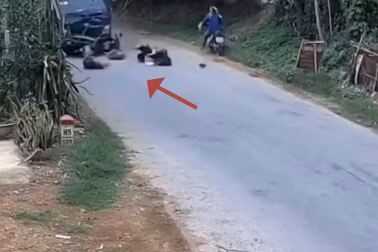 Lấn làn cực nguy hiểm, 2 người đi xe máy đâm trực diện vào xe tải