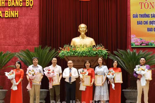Hòa Bình trao giải cuộc thi về “Học tập và làm theo tư tưởng, đạo đức, phong cách Hồ Chí Minh”