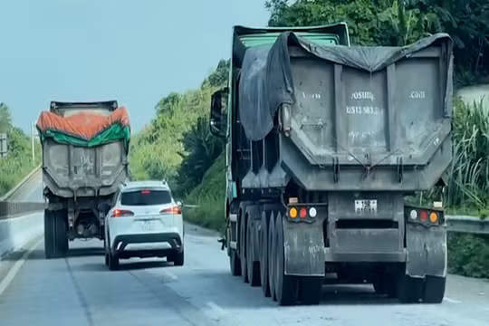 Khởi tố 2 tài xế điều khiển xe ben chèn ép ô tô con trên cao tốc