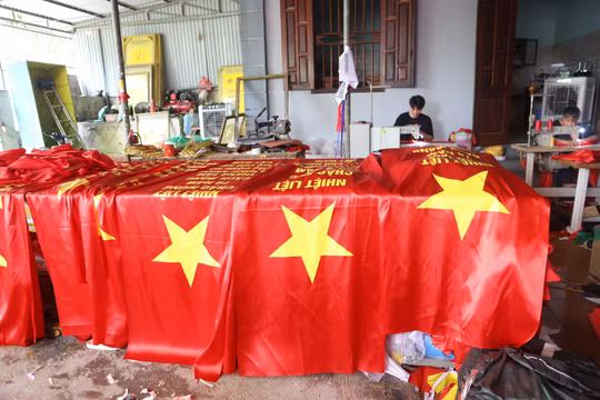 Ghé thăm nghệ nhân làm lá cờ kỷ lục 54 mét vuông trên đỉnh Lũng Cú, Hà Giang
