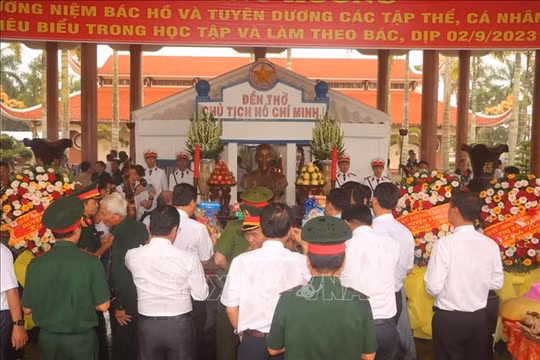 Dâng hương tưởng niệm Bác Hồ nhân ngày Tết Độc lập