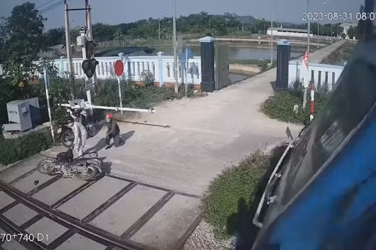 Khen thưởng nữ gác chắn đường sắt dũng cảm cứu người ở Nghệ An