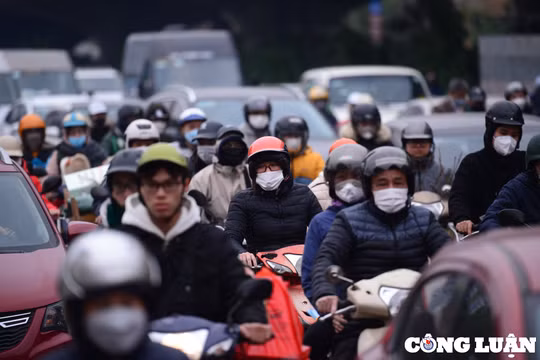 Người dân rời Thủ đô về quê ăn Tết, nhiều tuyến đường ùn tắc