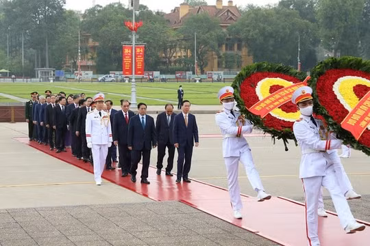 Lãnh đạo Đảng, Nhà nước vào Lăng viếng Chủ tịch Hồ Chí Minh, dâng hương tưởng niệm các Anh hùng liệt sĩ