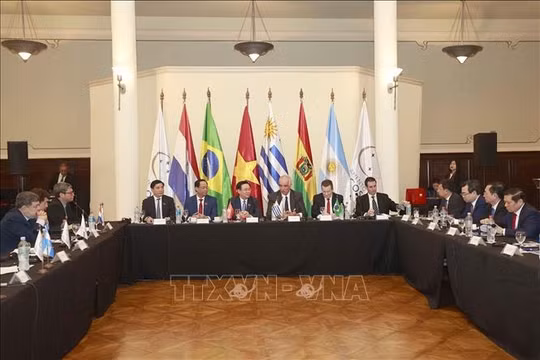 Chủ tịch Quốc hội Vương Đình Huệ hội đàm với lãnh đạo Nghị viện MERCOSUR