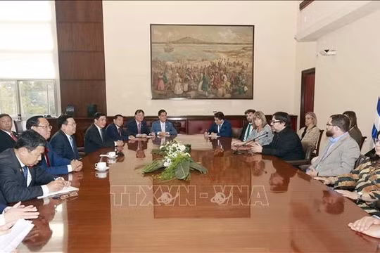 Chủ tịch Quốc hội Vương Đình Huệ tiếp quyền Thị trưởng thành phố Montevideo