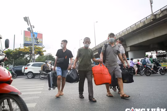 Hà Nội: Người dân lỉnh khỉnh đồ đạc đổ ra bến xe khách để về quê nghỉ lễ
